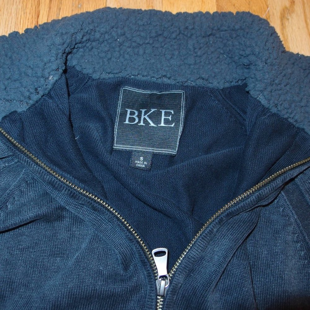 MENS BKE FULL ZIP GREY/BLK CARDIGAN.-SMALL-FAUX FUR COLLAR.